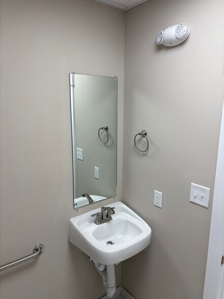 More Photos Of 15005 Fort Campbell Blvd, Oak Grove Office For Lease