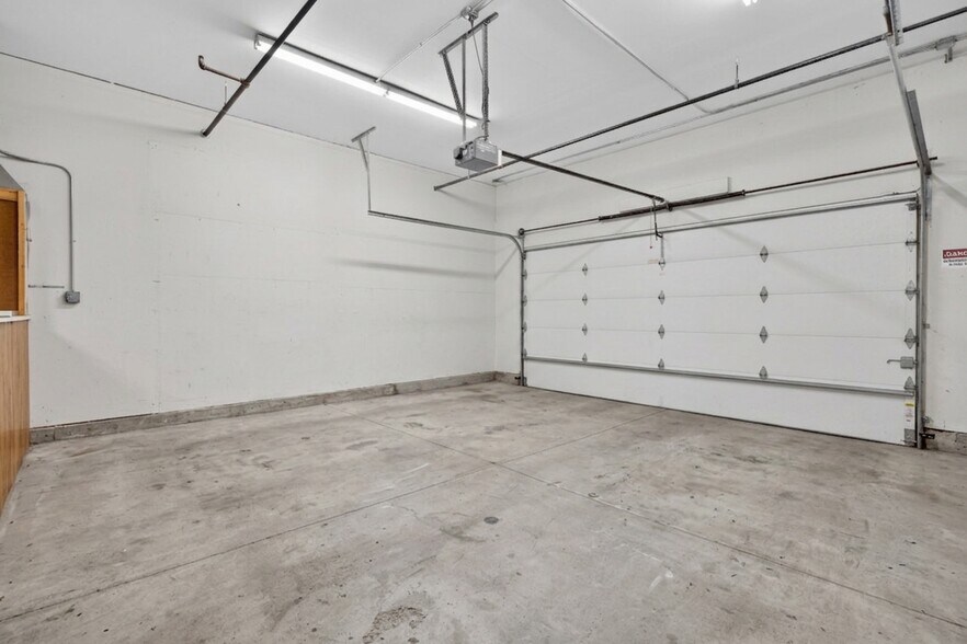 More Photos Of 852 W Bartlett Rd, Bartlett Office For Sale