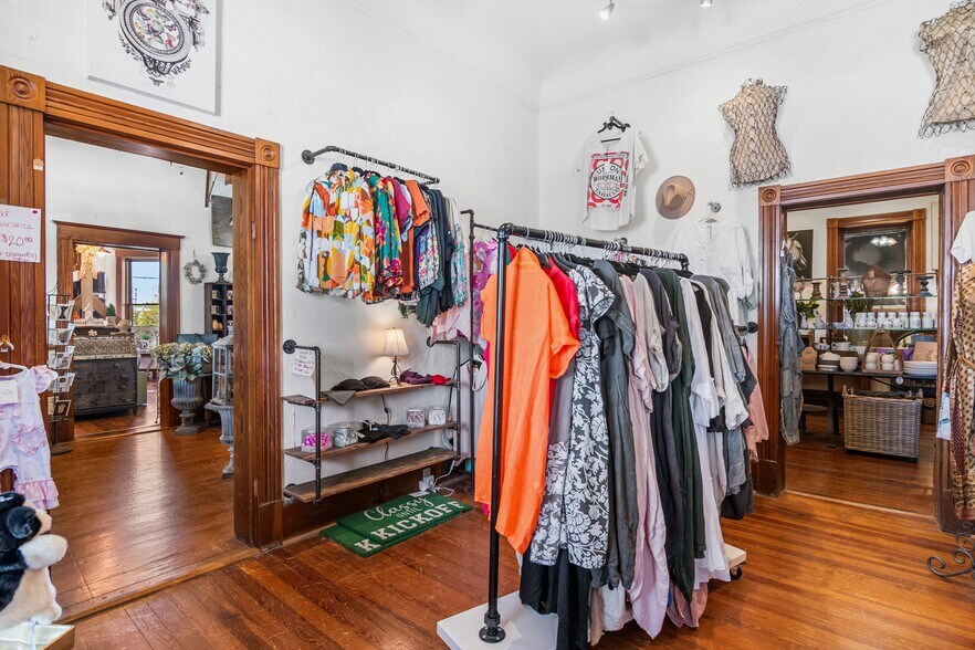 More Photos Of 702 Front St, Comfort Freestanding For Sale