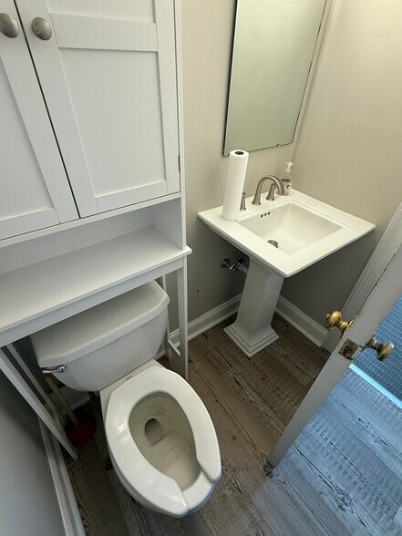 More Photos Of 150 N 9th St, West Columbia Office For Sale