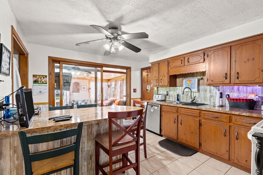 More Photos Of 25 Beacon St, Amesbury Showroom For Sale