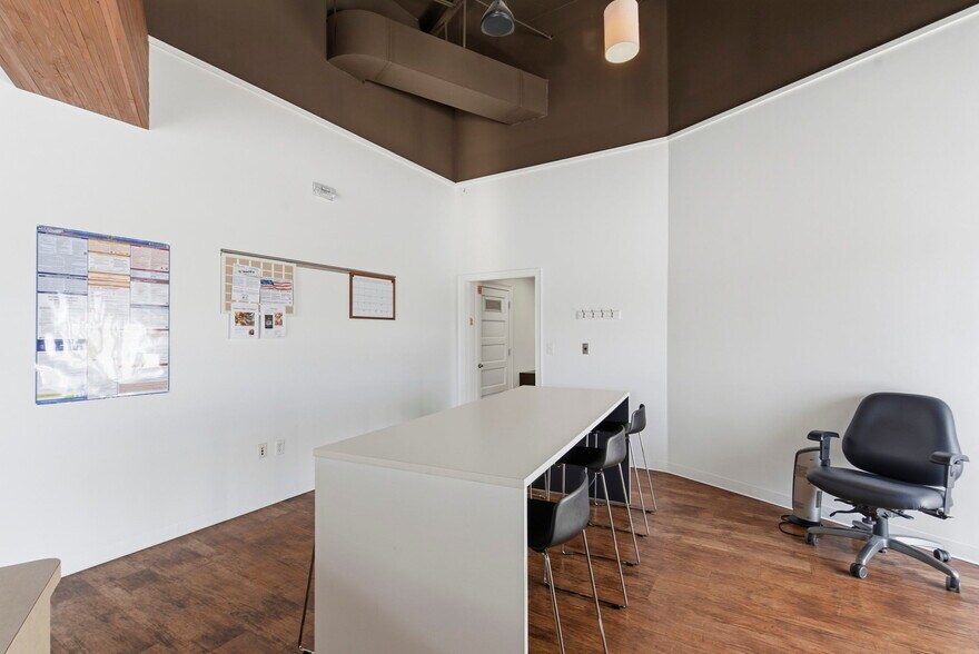 More Photos Of 5552 N Farmer Branch Rd, Ozark Office For Sale