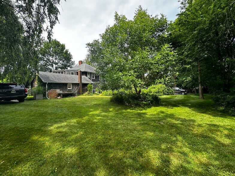 More Photos Of 144 N Main St, East Hampton Office For Lease