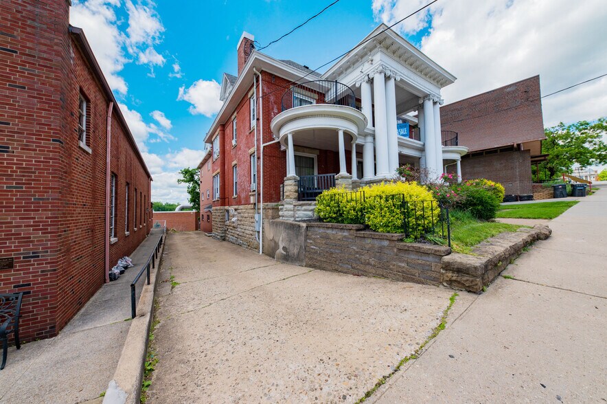 More Photos Of 1493 University Ave, Morgantown Sorority Fraternity House For Lease