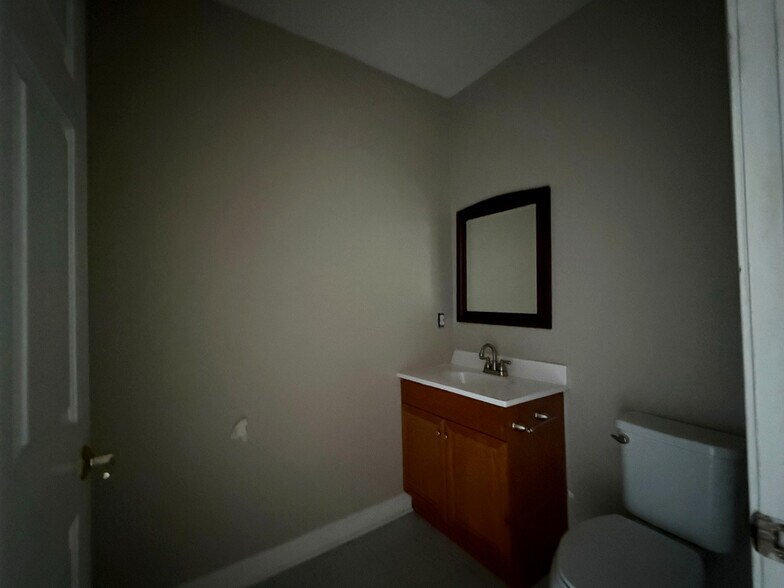 More Photos Of 117 Park Rd, Lexington Showroom For Sale