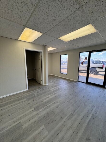 More Photos Of 835 W Sunrise Cir, Hobbs Showroom For Lease