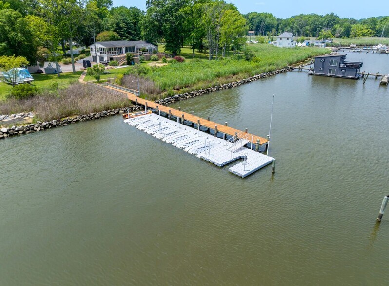 More Photos Of 1052 Old Turkey Point Rd, Edgewater Marina For Sale