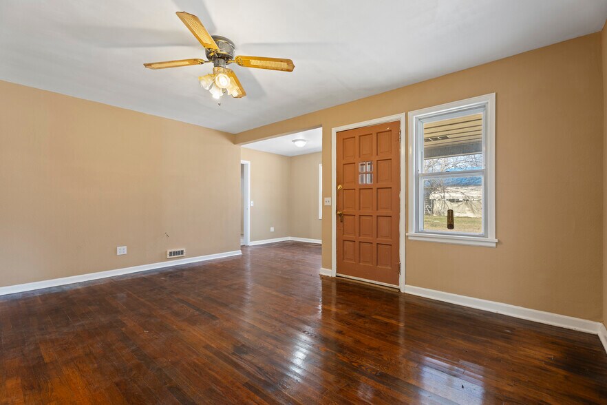 More Photos Of 300 Range St, Marshall Multifamily For Sale