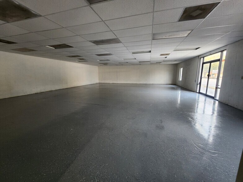 More Photos Of 284 S Center St, Pierson Auto Repair For Lease