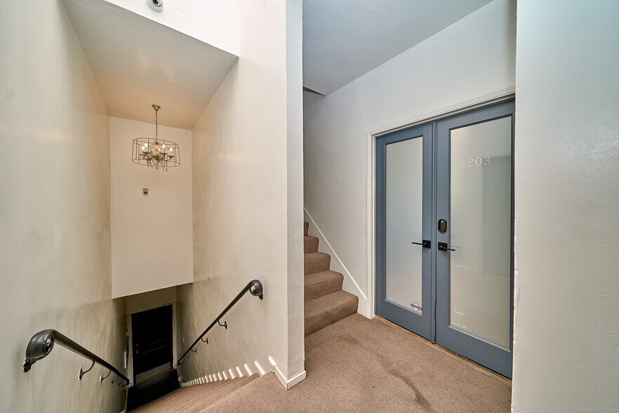 More Photos Of 7223 Beverly Blvd, Los Angeles Storefront Retail Office For Sale