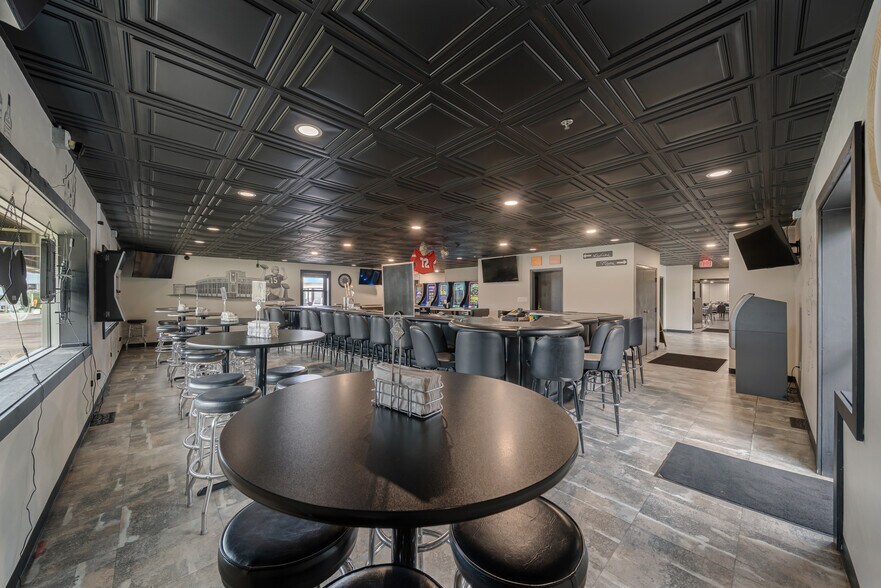 More Photos Of 689 Broadway, Berlin Restaurant For Sale