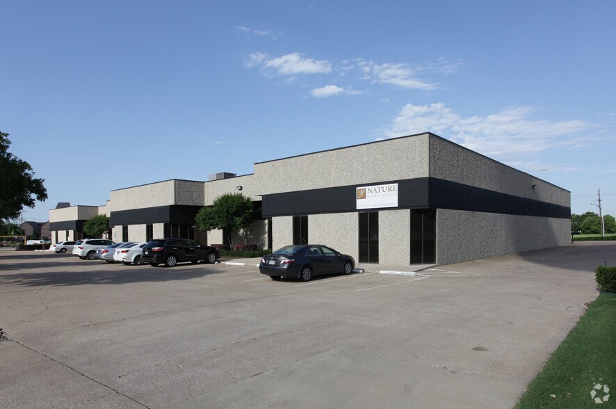 More Photos Of 15101-15107 Surveyor Blvd, Addison Warehouse For Lease