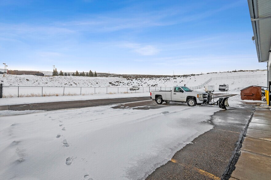 More Photos Of 371 Prospector Dr, Evanston Freestanding For Sale