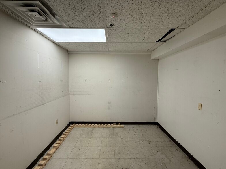 More Photos Of 251 S Main St, Middleton Storefront For Lease