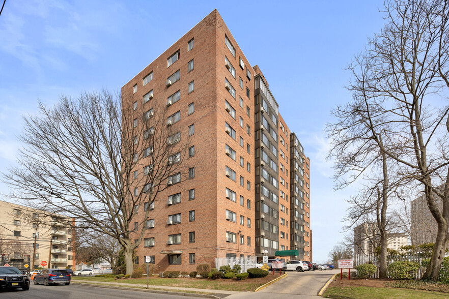 Primary Photo Of 90 Prospect Ave, Hackensack Medical For Sale