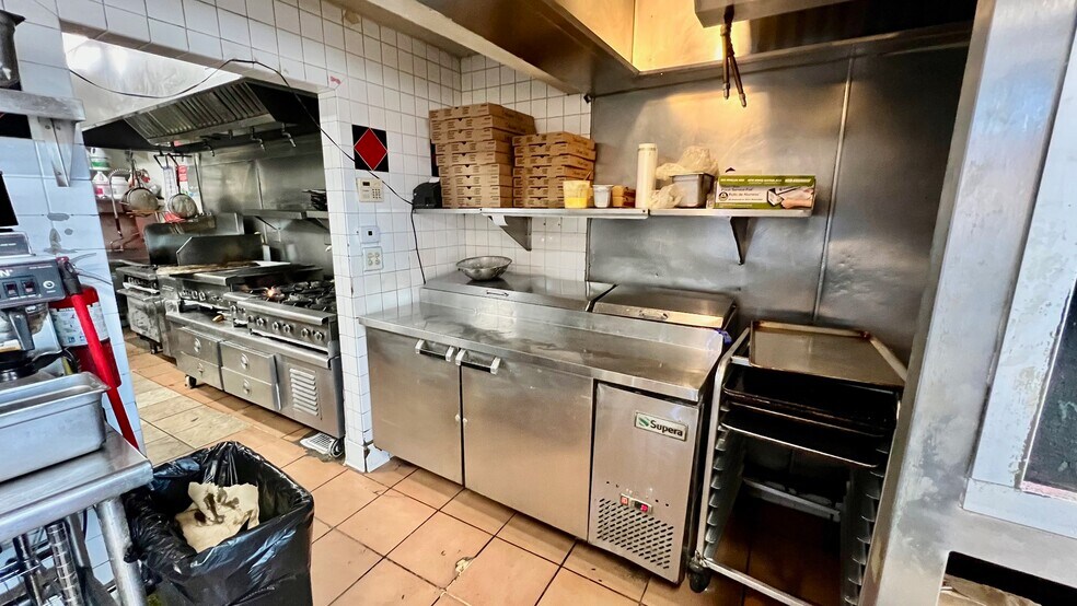 More Photos Of 3001-3021 S Figueroa St, Los Angeles Restaurant For Lease
