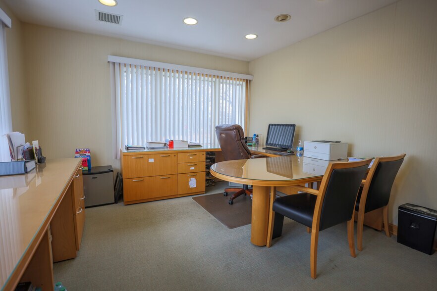 More Photos Of 1645-1655 Hausman Rd, Allentown Storefront Retail Office For Lease