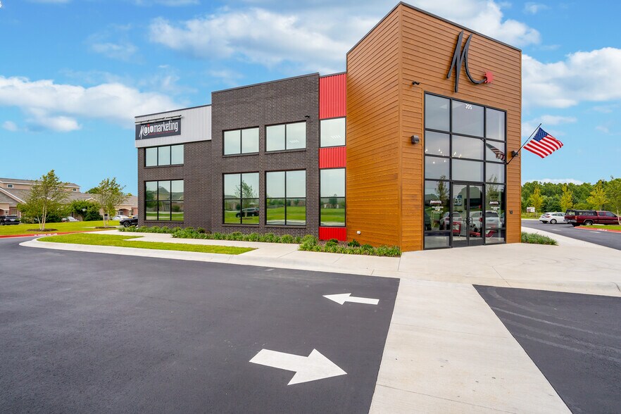 More Photos Of 205 SE 22nd St, Bentonville Office For Sale