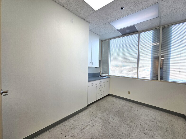 More Photos Of 300 Old River Rd, Bakersfield Medical For Lease
