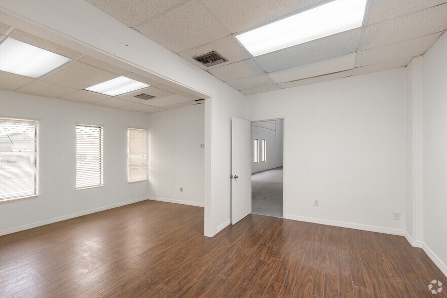 More Photos Of 1620-1646 SE Village Green Dr, Port, Port Saint Lucie Warehouse For Lease