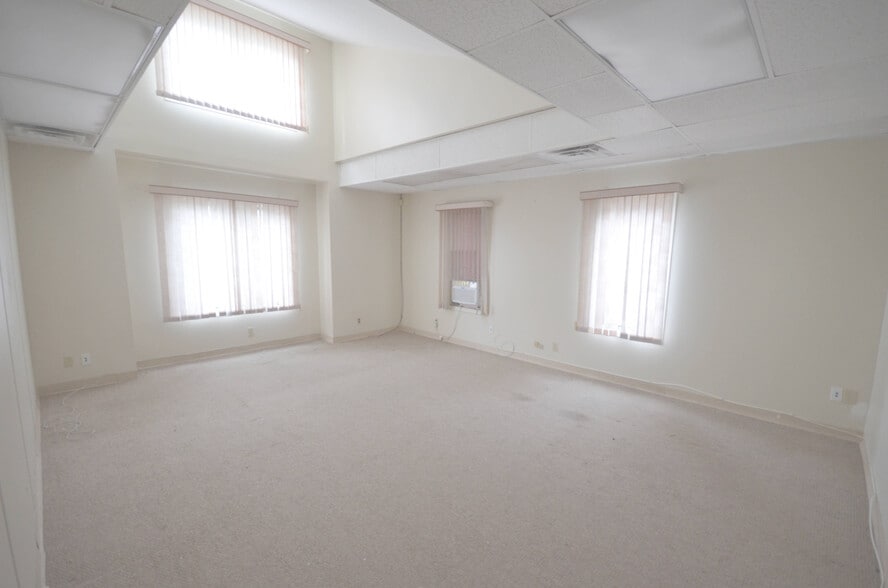 More Photos Of 1 Austin Ave, Iselin Medical For Lease