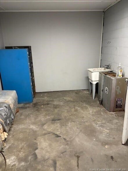 More Photos Of 302 E 2nd St, Lumberton Auto Repair For Sale