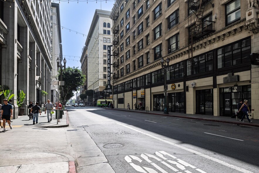 More Photos Of 212 W 5th St, Los Angeles Restaurant For Lease