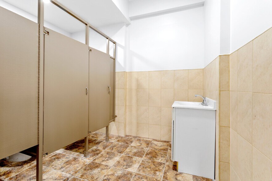 More Photos Of 1200 Hempstead Tpke, Franklin Square Medical For Sale