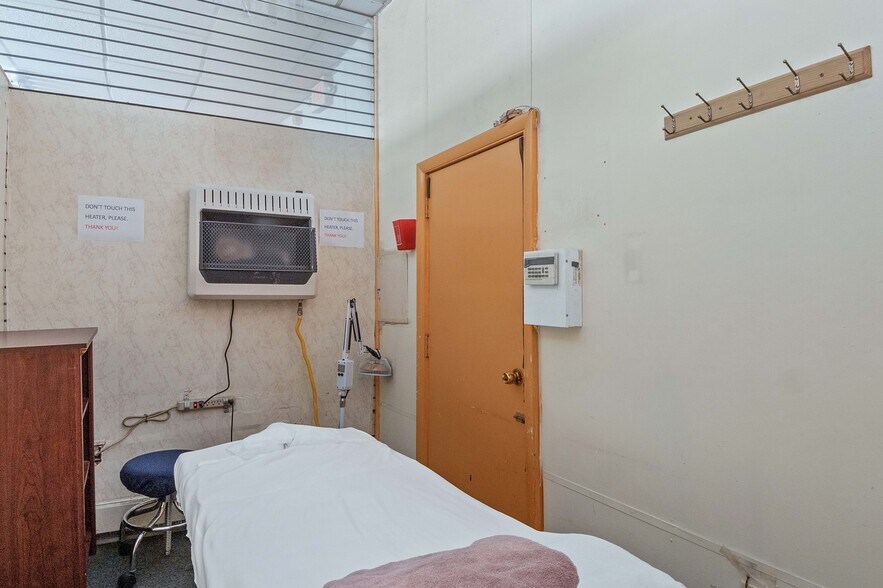 More Photos Of 293 Grove St, Jersey City Storefront Retail Residential For Lease