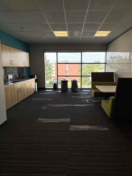 More Photos Of 302 S 4th St, Manhattan Office For Lease