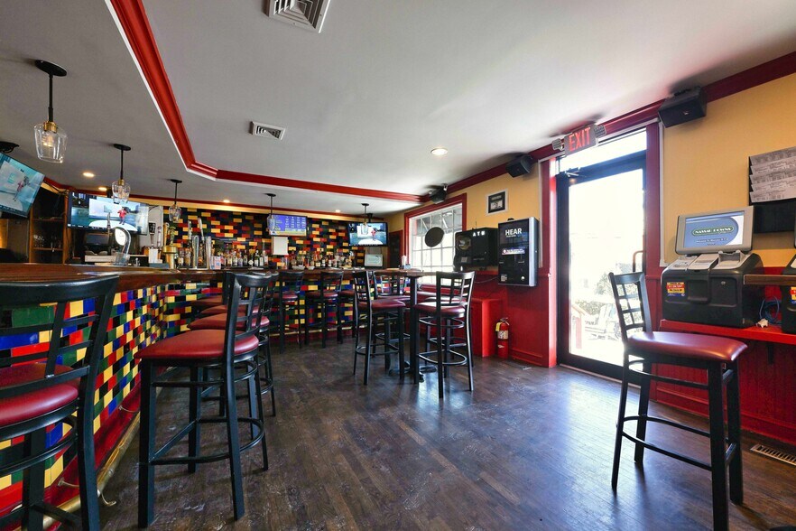 More Photos Of 22 Pine Hollow Rd, Oyster Bay Restaurant For Sale