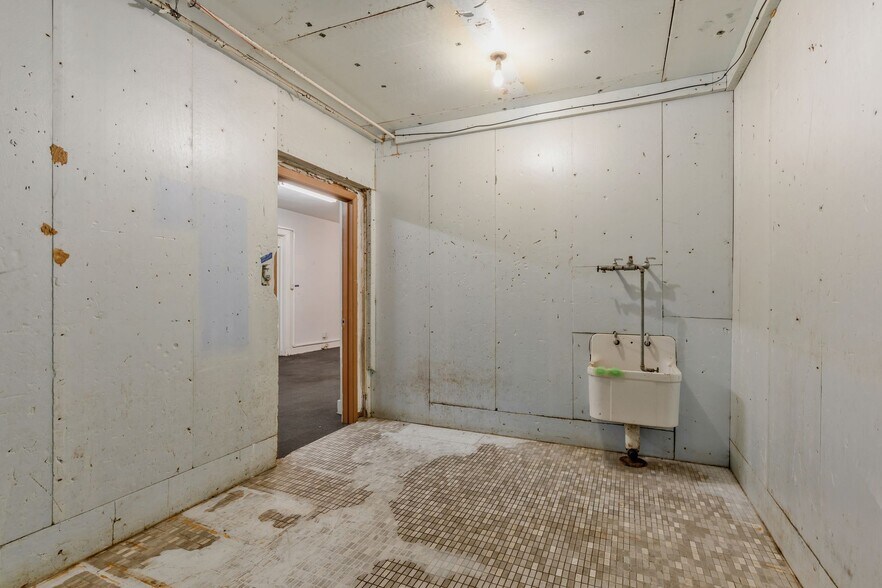 More Photos Of 904 Gallatin Ave, Nashville General Retail For Sale