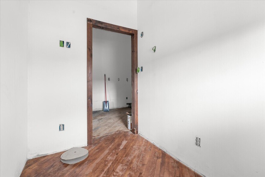 More Photos Of 102 S Richmond St, Fleetwood Warehouse For Sale