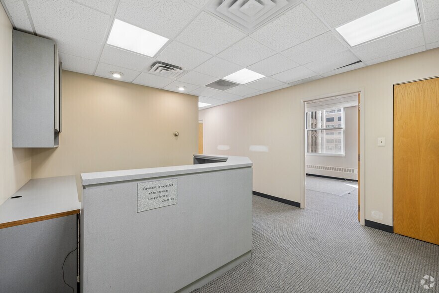 More Photos Of 111 N Wabash Ave, Chicago Office For Sale