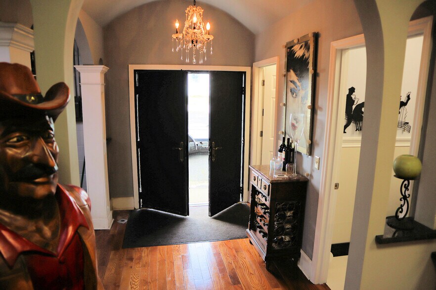 More Photos Of 395 S Ocoee St, Cleveland Showroom For Sale