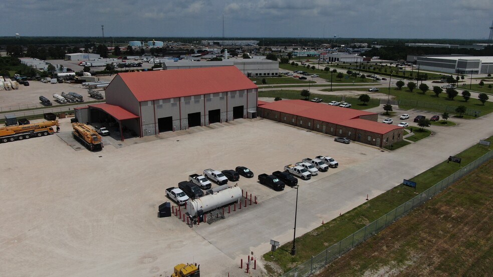 More Photos Of 6327 Thompson Rd, Baytown Truck Terminal For Lease