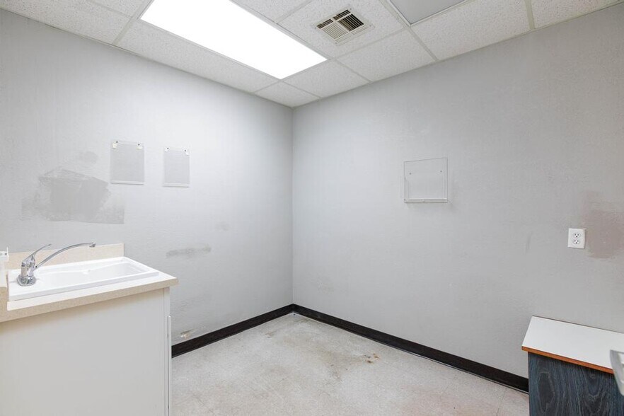 More Photos Of 872 E Sahara Ave, Las Vegas Medical For Lease