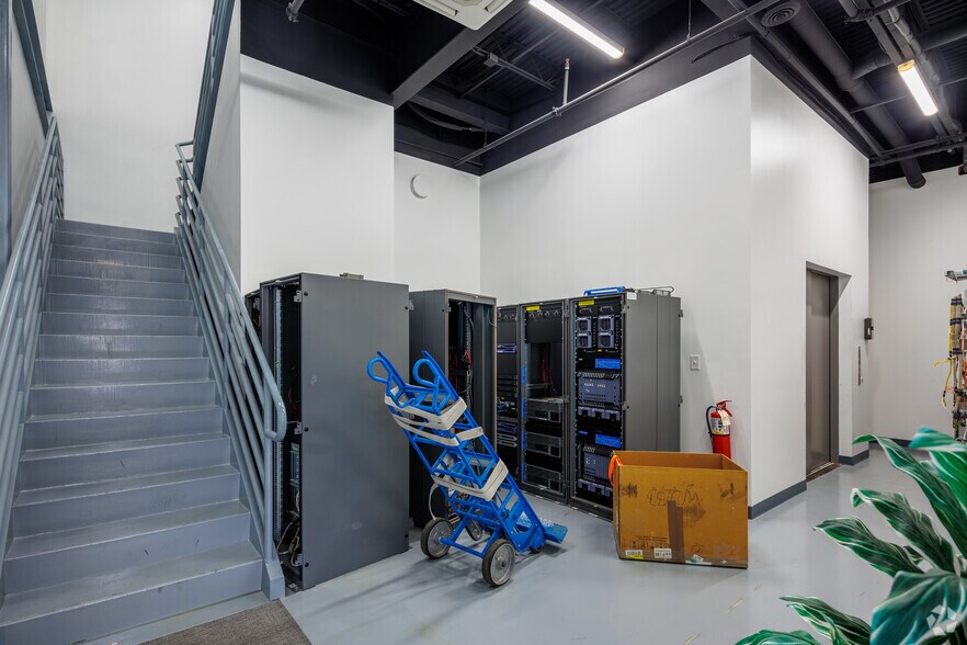 More Photos Of 4050 Premier Dr, Plano Light Manufacturing For Lease