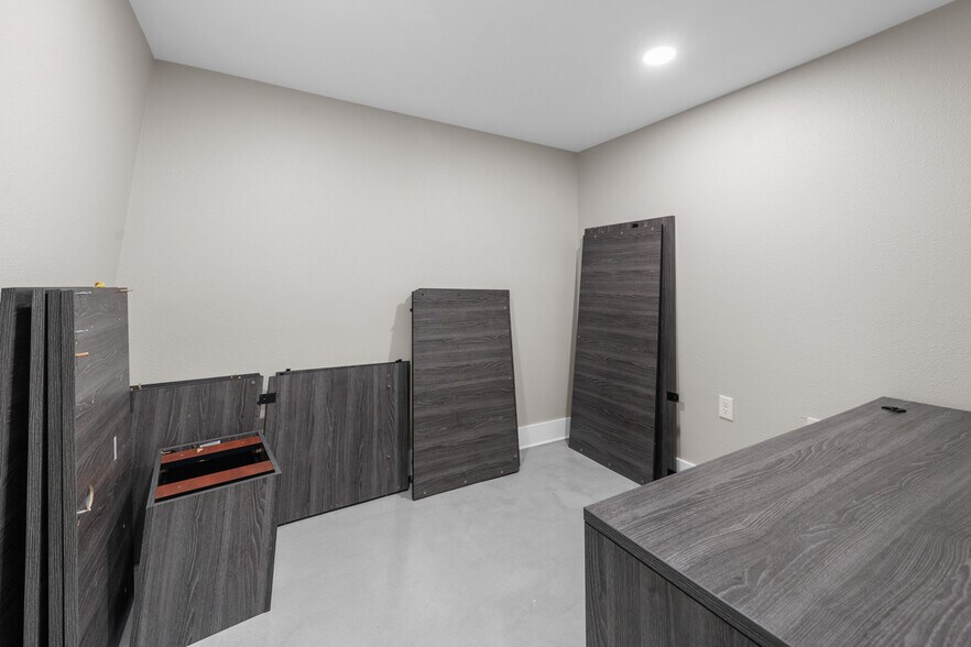 More Photos Of 29519 W Hawthorne Dr, Spring Flex For Sale