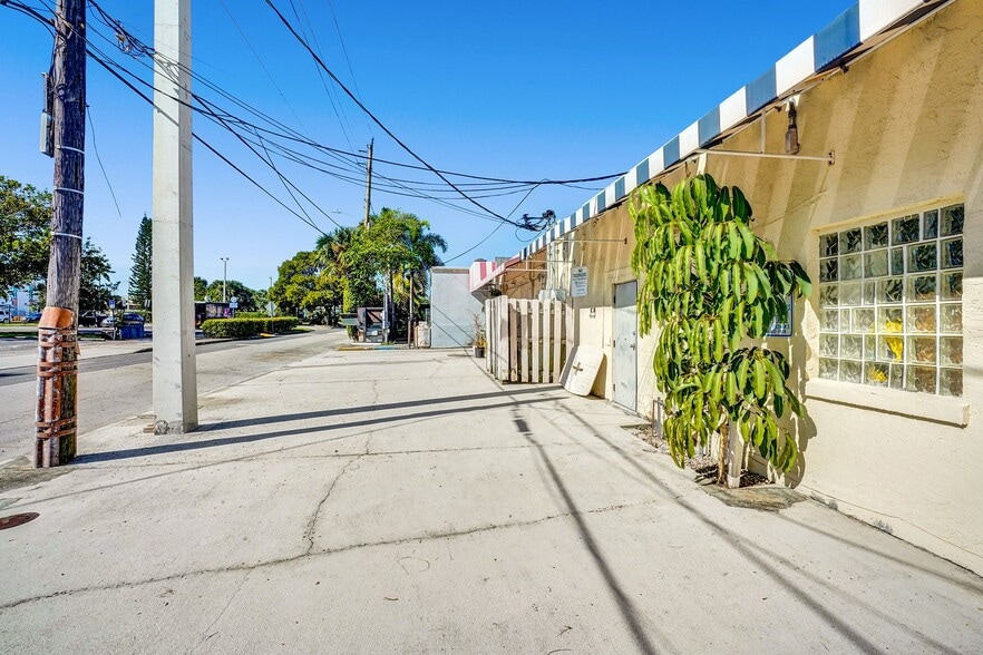 More Photos Of 420 Northwood Rd, West Palm Beach Storefront For Lease