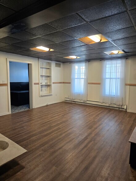 More Photos Of 8 W Broadway, Etters Office For Sale