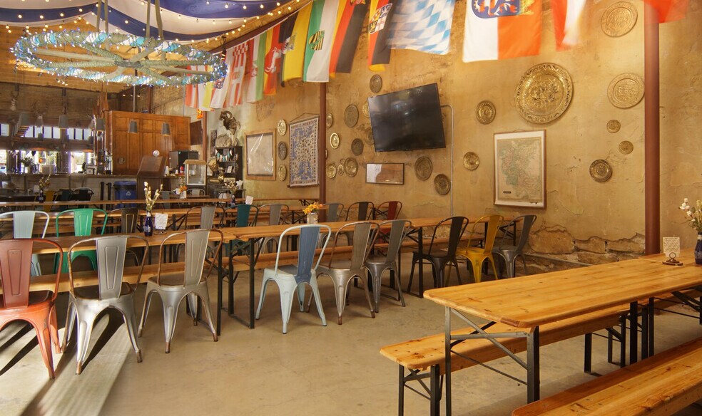 More Photos Of 124 N Austin St, Comanche Bar For Sale