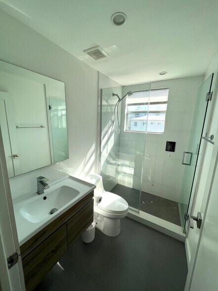 More Photos Of 924 Marseille Dr, Miami Beach Apartments For Sale