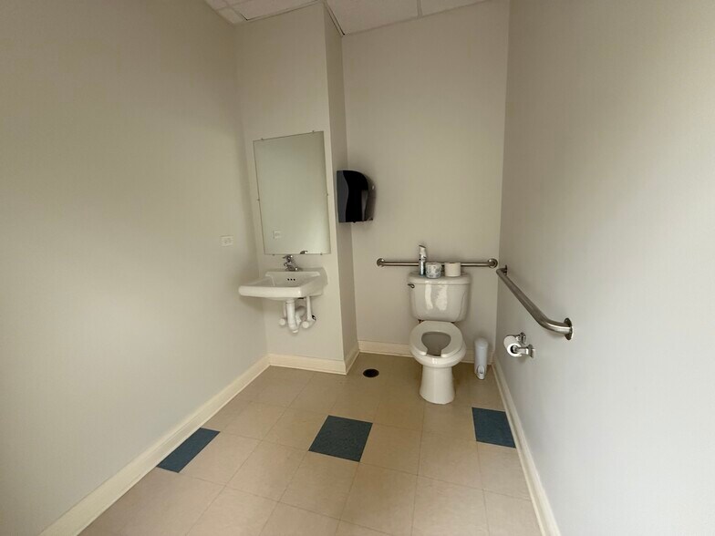 More Photos Of 1880 W Winchester Rd, Libertyville Medical For Sale