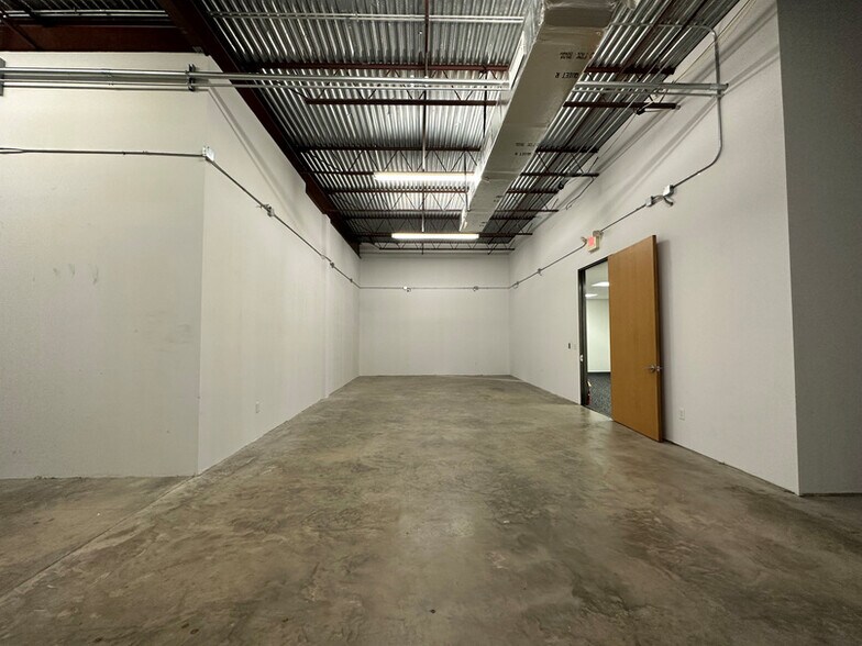 More Photos Of 500 Century Plaza Dr, Houston Light Distribution For Lease