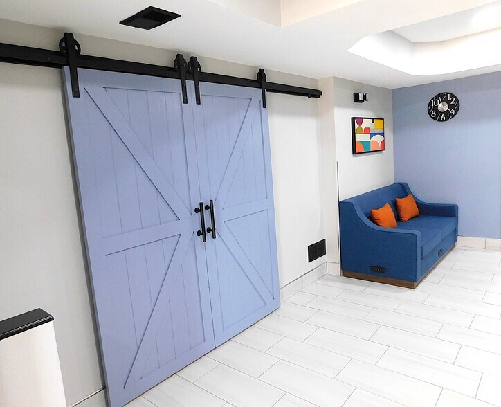 More Photos Of 1823 W Reynolds St, Pontiac Hotel For Sale