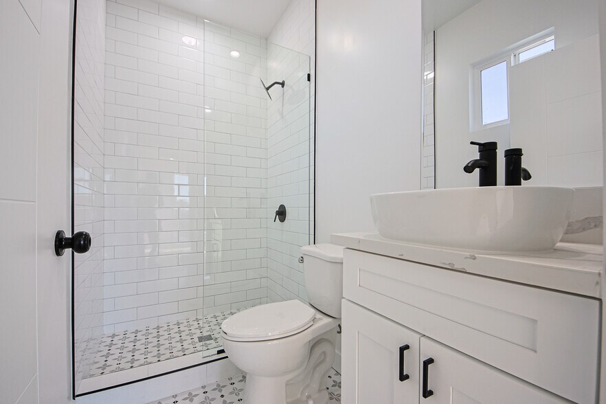 More Photos Of 2404 S Cochran Ave, Los Angeles Apartments For Sale