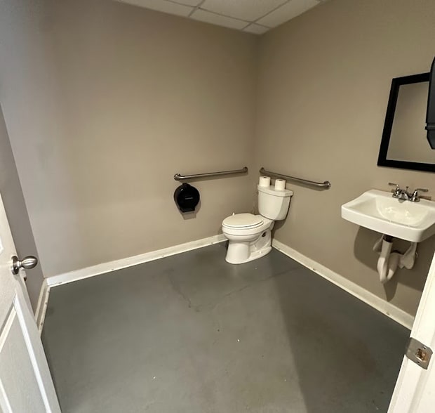 More Photos Of 215 7th Way, Alexander City Distribution For Sale