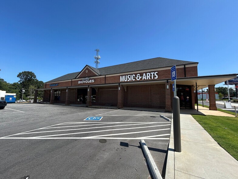 More Photos Of 2902 N Main St, Anderson Freestanding For Lease