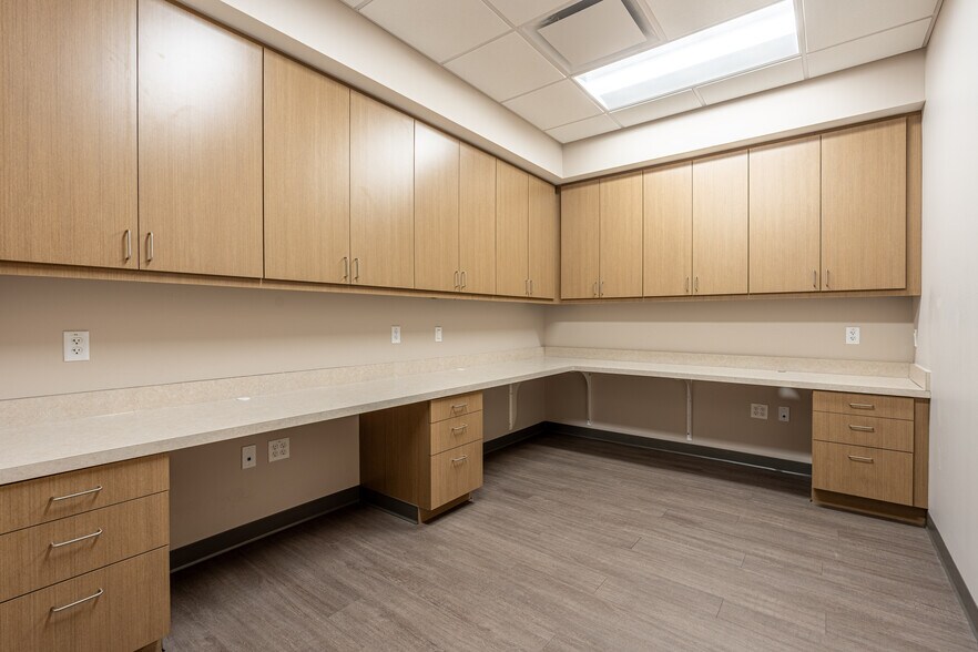 More Photos Of 140 Hansen Blvd, North Aurora Medical For Lease